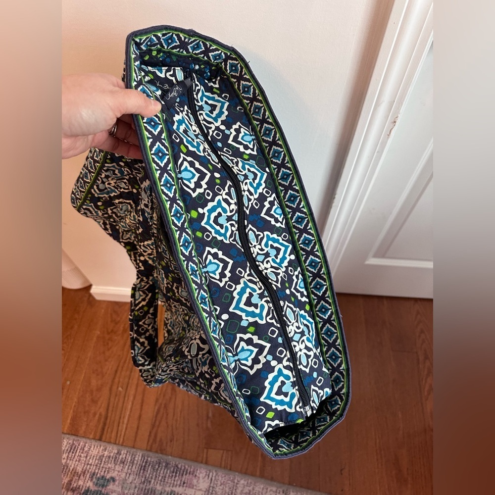 Vera Bradley Stylish Large Weekend Zippered Tote Bag - Picture 6 of 7